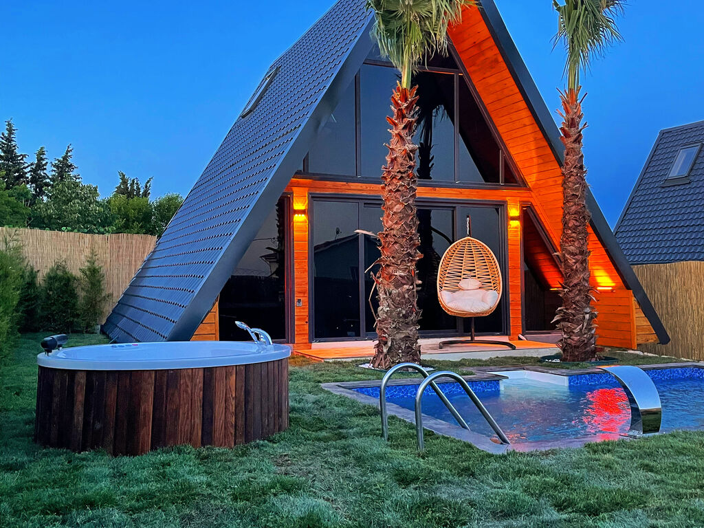 Jakuzili Sıradışı Dağ evleri